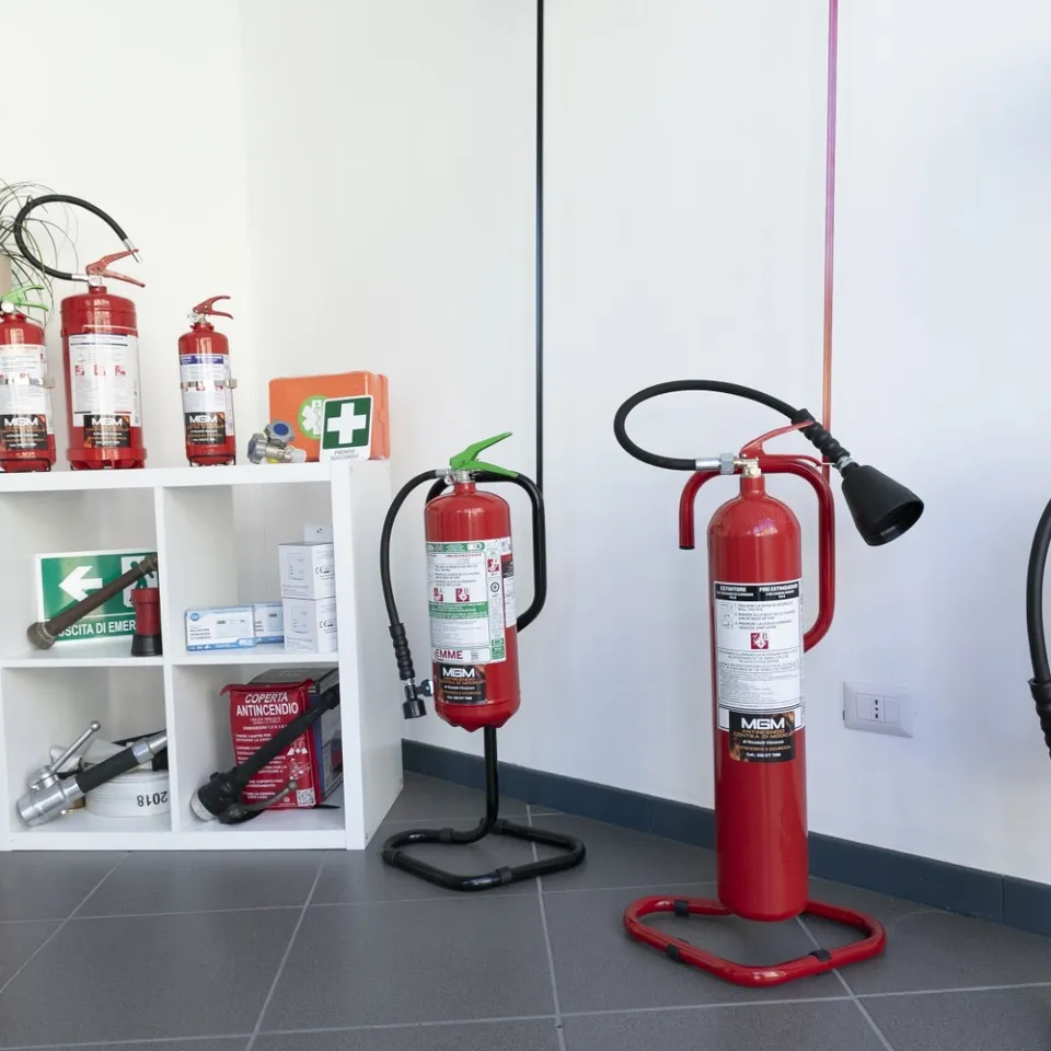 Estintori portatili e carrellati a polvere, CO₂, idroschiuma e a idroschiuma per batterie a litio