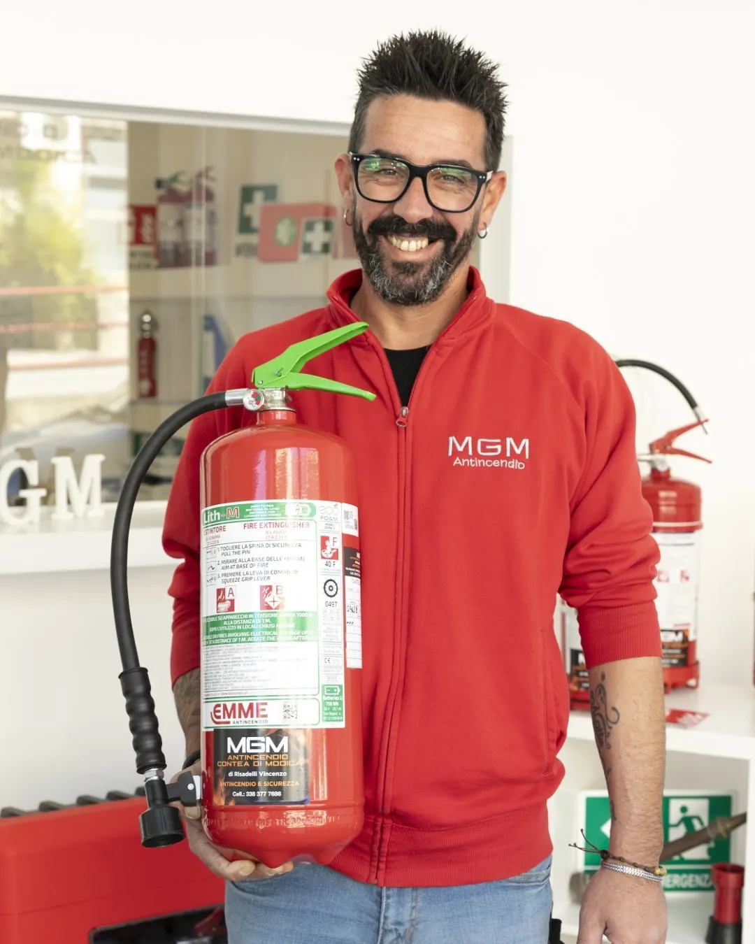 Tecnico MGM Antincendio con estintore